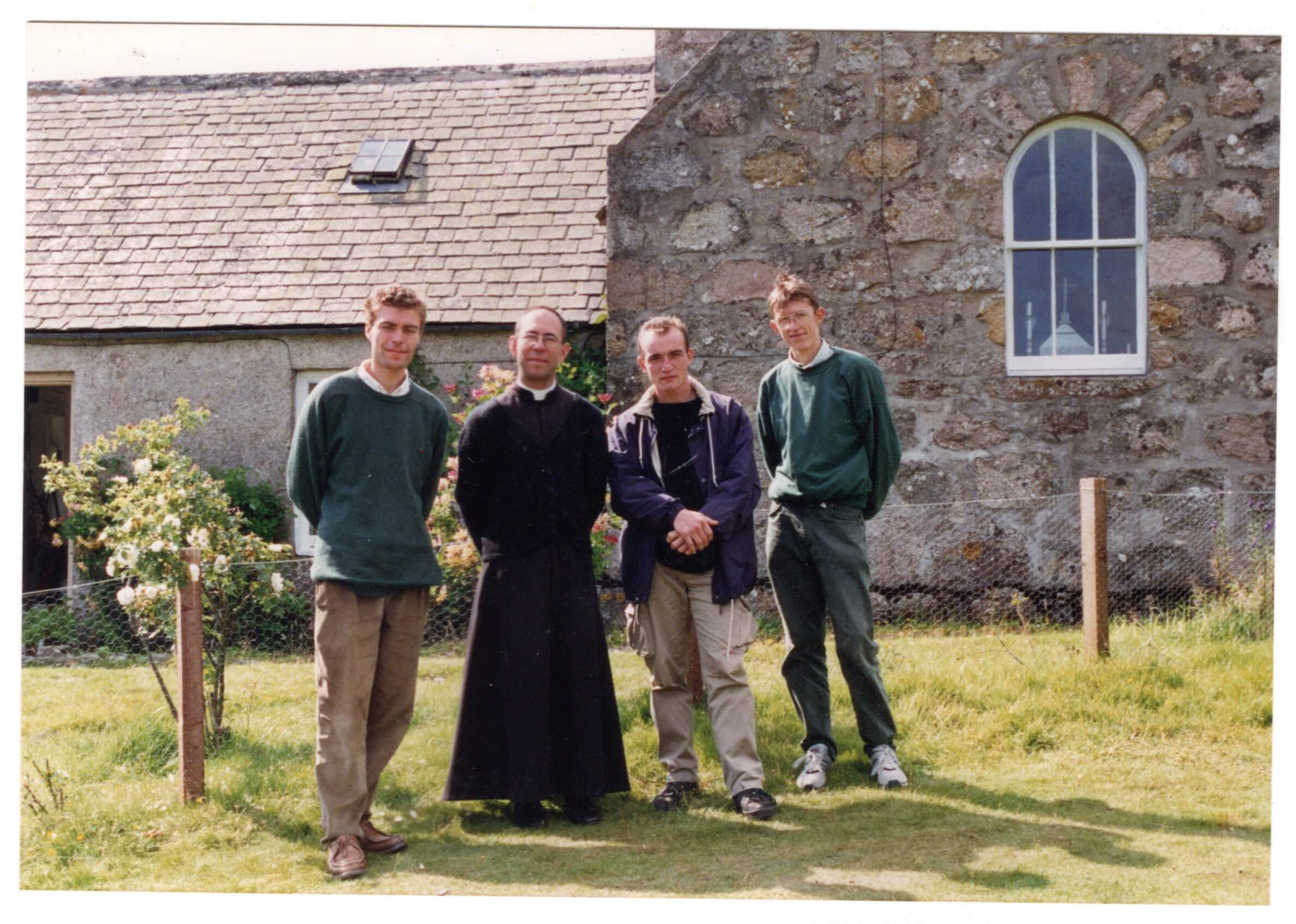 M. l'abbé Salenave août 194 en Ecosse - 1ère communion d'un jeune au MJCF