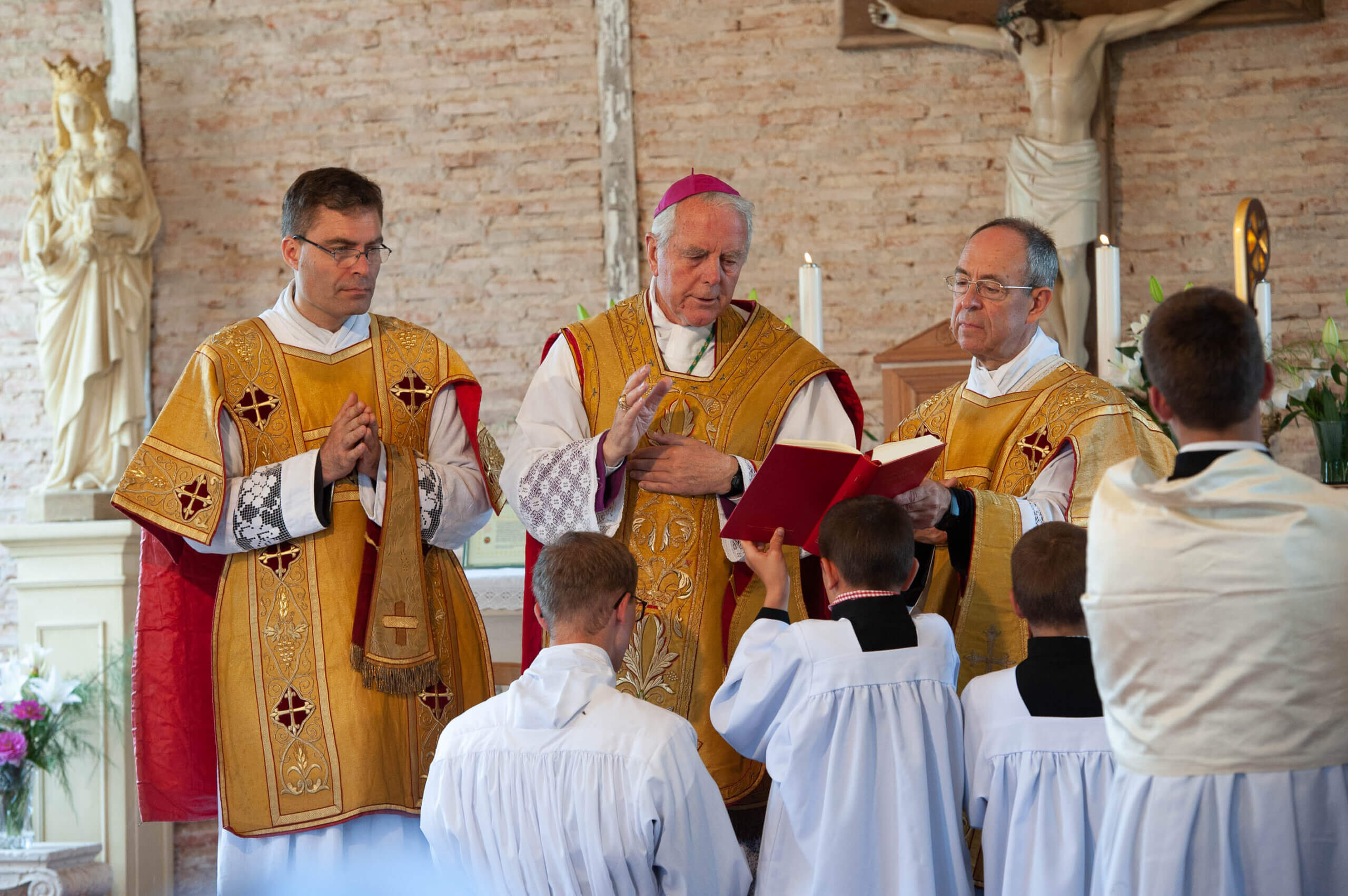 M. l'abbé Salenave avec M. l'abbé Pivert auprès de Mgr Williamson