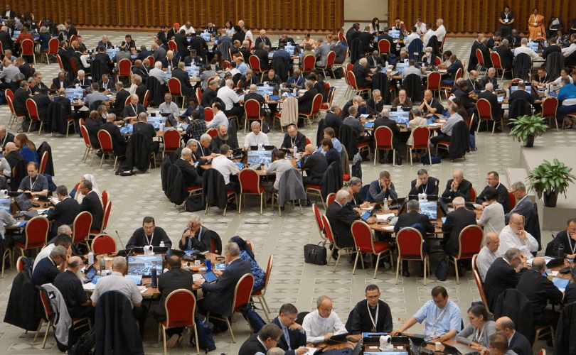 Le synode : une grande assemblée autour de multiples tables rondes